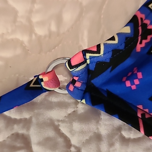 Express bikini top medium tags have been cut out - Picture 4 of 5